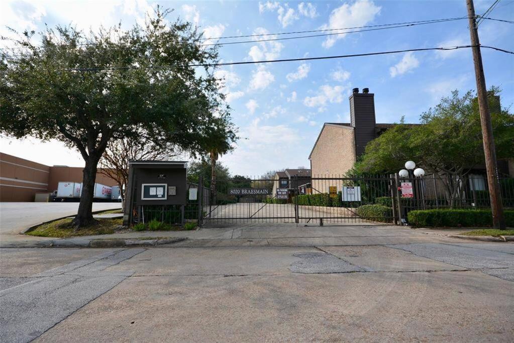Nrg Apartment Houston Exterior photo